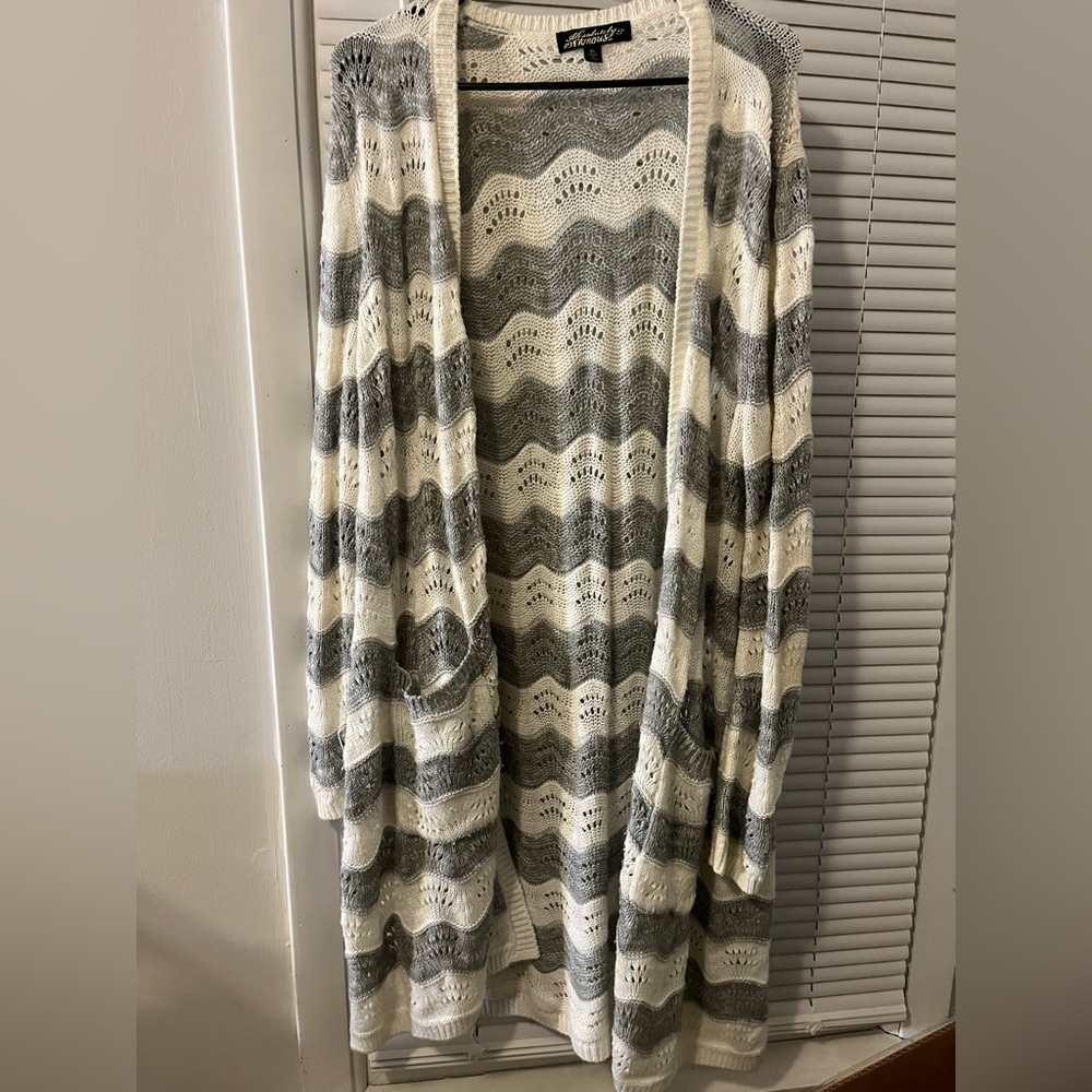 Gray/white cardigan with pockets